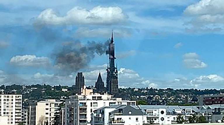 Συναγερμός στη Γαλλία: Ο Καθεδρικός Ναός της Ρουέν τυλίχτηκε στις φλόγες - Έπιασε φωτιά στο &quot;βέλος&quot; [εικόνες, βίντεο]