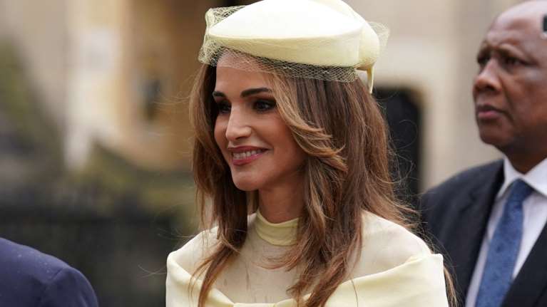 Η ασύμμετρη πλισέ φούστα της βασίλισσας Ράνια: Το φθινοπωρινό look της πιο καλοντυμένης royal