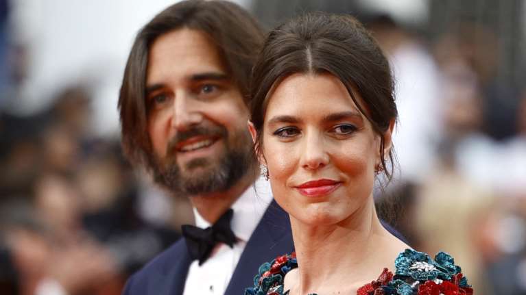 Απογοήτευσε η Σαρλότ Κασιράγκι: Με αμφιλεγόμενο look στις Κάννες - &quot;Γιατί φαίνεται τόσο φθηνό;&quot;