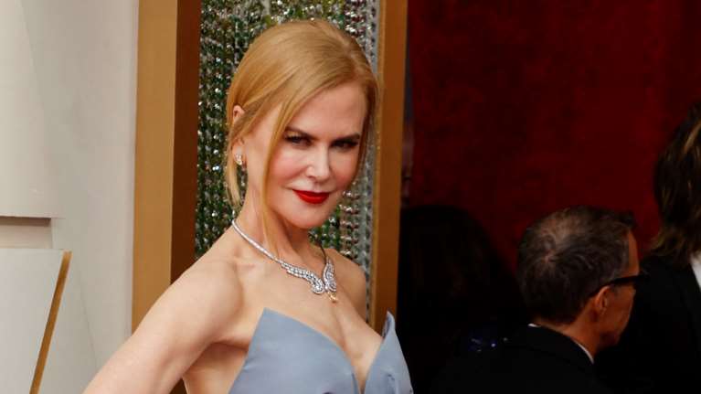 Η Νικόλ Κίντμαν με casual look: Ξυπόλητη με λευκό πουκάμισο και τζιν που ανέδειξε τα μακριά πόδια της