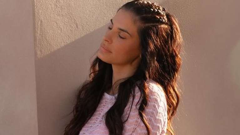 Χριστίνα Μπόμπα: Φόρεσε ένα υπέροχο κροσέ ροζ φόρεμα που την έκανε να μοιάζει με κοριτσάκι