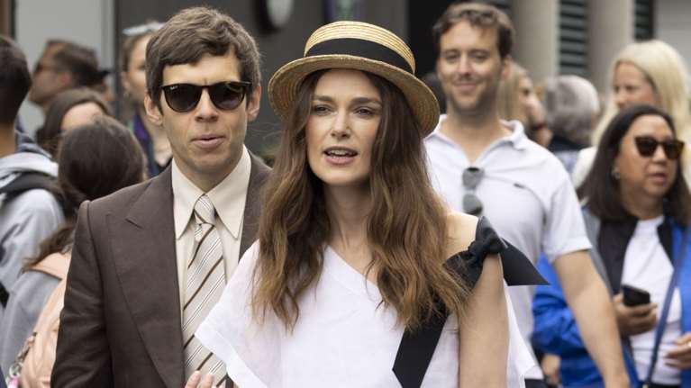 Κίρα Νάιτλι: Η αιθέρια εμφάνιση με vintage Chanel look - Το απίθανο λευκό φόρεμα και τα κομψά αξεσουάρ