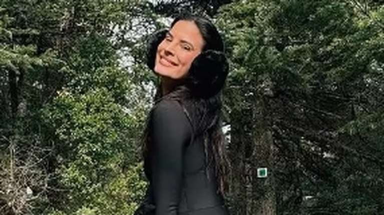 Τotal black στα χιόνια η Χριστίνα Μπόμπα: Εντυπωσιακή με λύκρα jumpsuit, μπότες χιονιού και αξεσουάρ με μαύρη γούνα