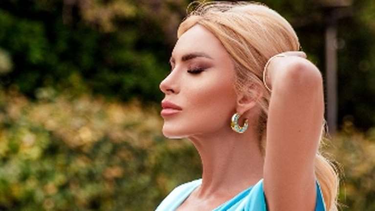 Κατερίνα Καινούργιου: Στην Πάρο με τον νέο της σύντροφο ο οποίος δραστηριοποιείται επιχειρηματικά στο νησί