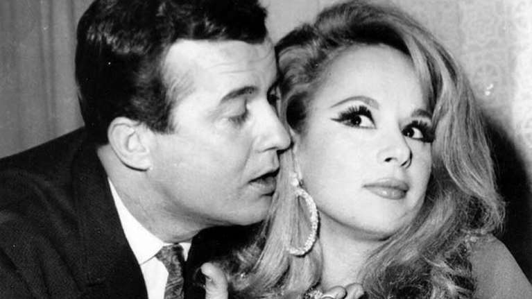 Σπάνια φωτό: Η Αλίκη Βουγιουκλάκη κόβει την τούρτα γενεθλίων της το &#39;64, στα παρασκήνια γυρισμάτων ταινίας