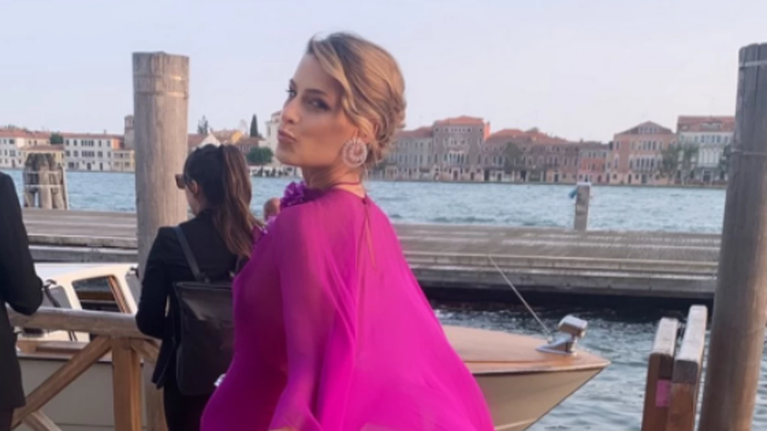 Τατιάνα Μπλάτνικ: Κομψή στη Βενετία - Το μονόχρωμο cape dress με την ασορτί μάξι κάπα