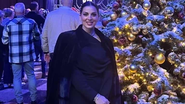 Σταματίνα Τσιμτσιλή: Με λύκρα κολάν, τσάντα Celine και oversized γούνα σε χριστουγεννιάτικη συναυλία στην Ολλανδία