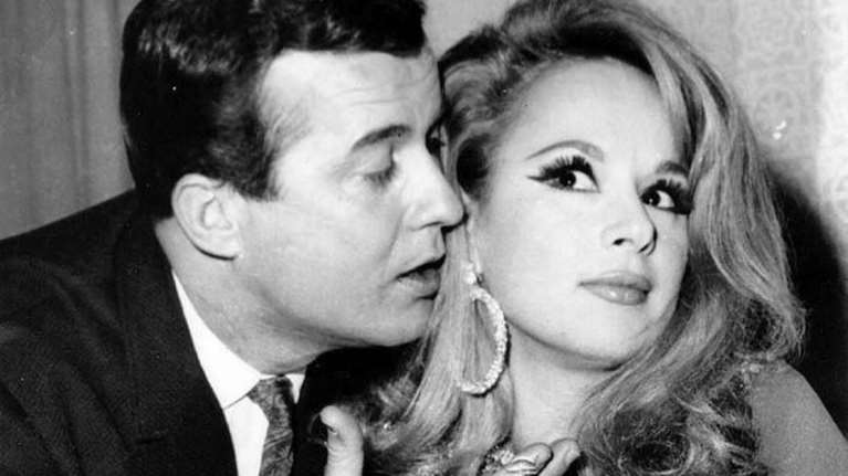 Ρετρό Πάσχα: Η Αλίκη Βουγιουκλάκη στο αεροδρόμιο με ένα... αρνάκι αγκαλιά - Δίπλα της ο Παπαμιχαήλ