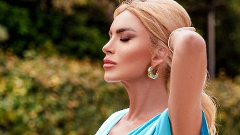 Κατερίνα Καινούργιου: Η εμφάνιση με μονόχρωμο baby blue σατέν slip dress που είναι ιδανικό για αέρινες βραδινές εμφανίσεις