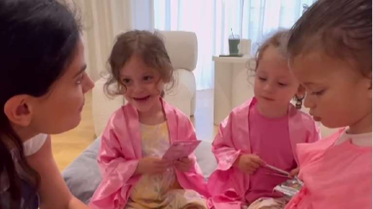 Από μικρές στα... βάσανα: Η Αριάνα και η Φιλιππα Τανιμανίδη κάνουν σπα με ροζ σατέν ρόμπες και βάφουν νύχια στο σπίτι τους