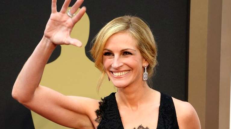 Η Τζούλια Ρόμπερτς αφαιρεί το μακιγιάζ της και εξηγεί: Μένω σπίτι για τον υπέροχο γείτονά μου που είναι 95 ετών