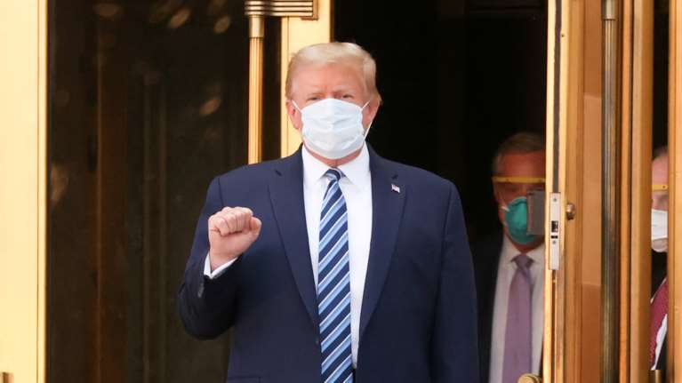 Αποκάλυψη εντατικολόγου για Τραμπ: Νιώθει καλά, αλλά δεν είναι - Εχει ψυχώσεις από τα στεροειδή