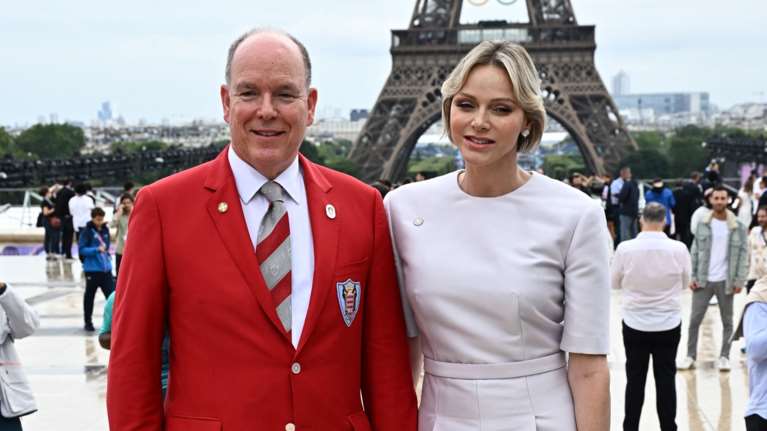 Τα πριγκιπόπουλα του Μονακό στο Παρίσι: Αγκαλιασμένα σε στάδιο των Ολυμπιακών Αγώνων