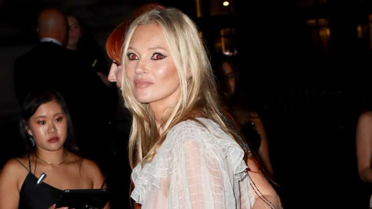 Το naked dress της Κέιτ Μος: Φόρεσε με τον δικό της τρόπο ένα απίθανο διάφανο φόρεμα με nude κορμάκι