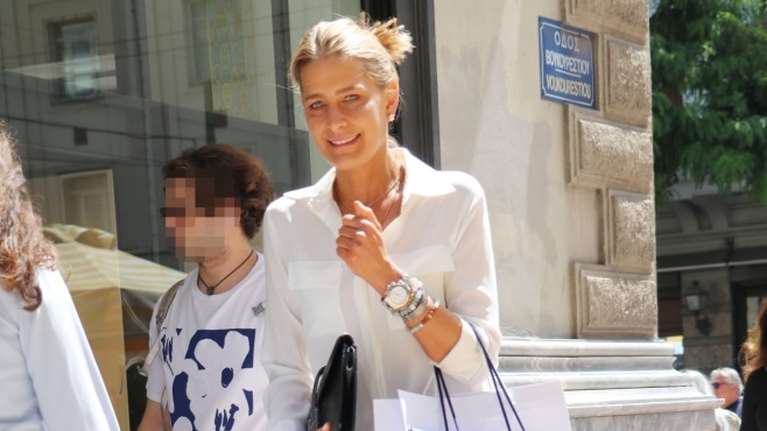 Τατιάνα Μπλάτνικ: Στη Βουκουρεστίου σικ και εντυπωσιακή, με office look και φάκελο Hermès