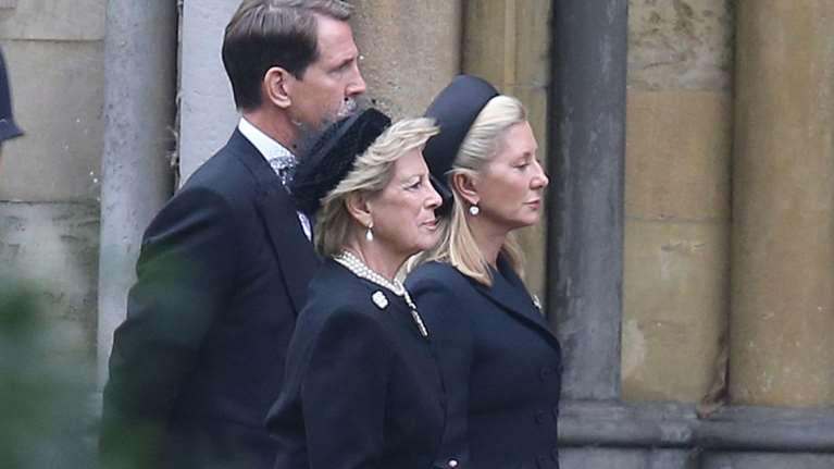 Μαρί Σαντάλ: Royal chic στο τελευταίο αντίο στη βασίλισσα μαζί με τον Παύλο και την Άννα Μαρία