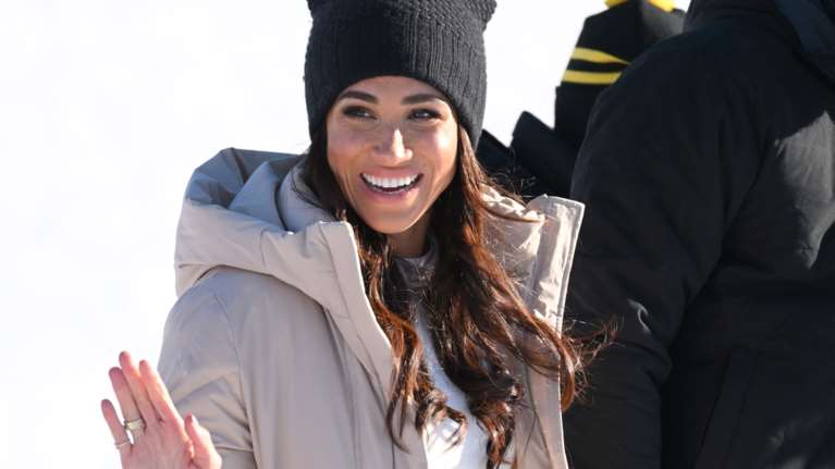 Η Μέγκαν Μαρκλ με την οικονομική τσάντα ταξιδιού που έχεις κι εσύ στην ντουλάπα σου