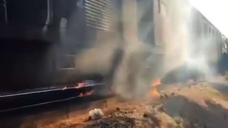 Φωτιά στις γραμμές του ΗΣΑΠ στη Νερατζιώτισσα - Κατέβηκαν οι επιβάτες στο χωράφι [βίντεο]