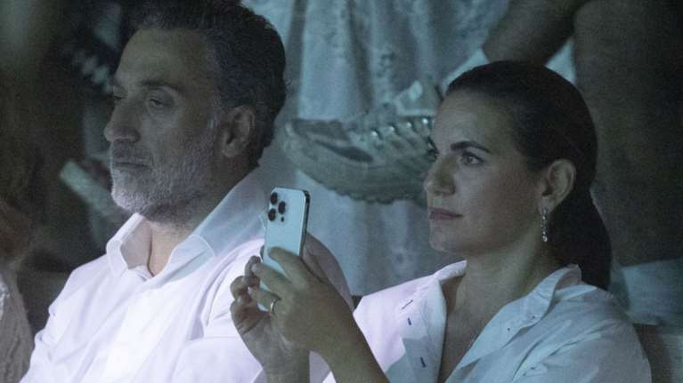 Όλγα Κεφαλογιάννη: Η εμφάνιση στο Ηρώδειο με εκπληκτικό αέρινο λευκό σεμιζιέ φόρεμα και παστέλ δερμάτινη τσάντα