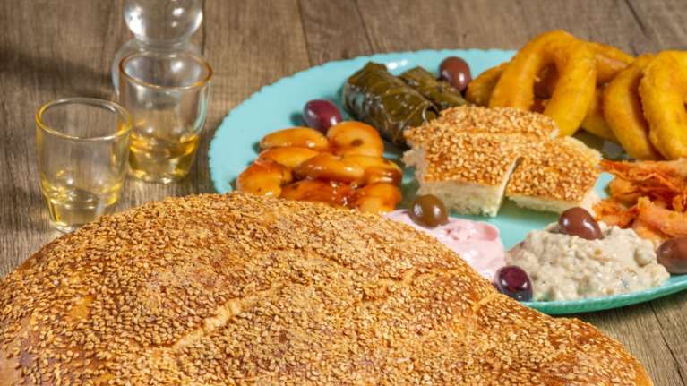 Συνταγή για την πιο μυρωδάτη σπιτική λαγάνα - Με γλυκάνισο και μαχλέπι