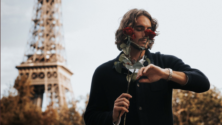 Στο Παρίσι ο Στέφανος Τσιτσιπάς: Ρομαντικές στιγμές και τριαντάφυλλα με φόντο τον Πύργο του Άιφελ