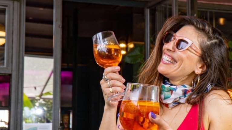 Το Tipsy Mermaid μόλις άνοιξε τις χρωματιστές του πόρτες στην πλατεία της Ραφήνας