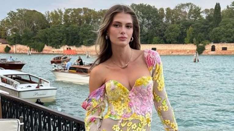 Αμαλία Κωστοπούλου: Η έξοδος στο Πορτοφίνο με slip dress με δαντέλα και το κόκκινο μπικίνι της πάνω σε πολυτελές σκάφος