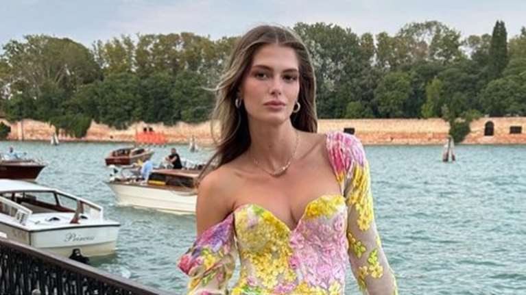 Αμαλία Κωστοπούλου: Με σούπερ μίνι φούστα στη λίμνη Κόμο - Φόρεσε το print της σεζόν