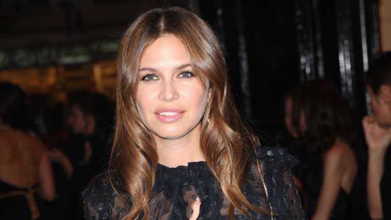 Ντάσα Ζούκοβα Νιάρχου: Η glamour εμφάνιση στη Νέα Υόρκη με κομψό και αποκαλυπτικό φόρεμα