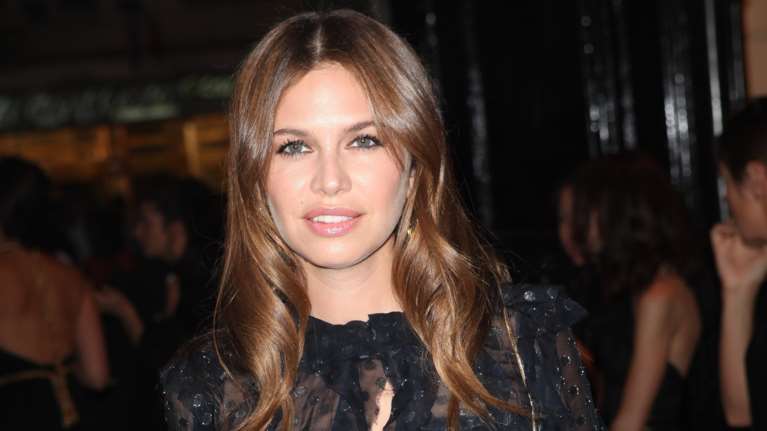 Ντάσα Ζούκοβα: Το απίθανο total Chanel look με δαντέλα, διαφάνειες και πέρλες