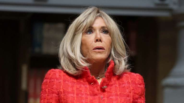 Μπριζίτ Μακρόν: Η εμφάνιση με τουίντ Chanel και ο λόγος που θεωρείται πρότυπο για τη γαλλική αισθητική