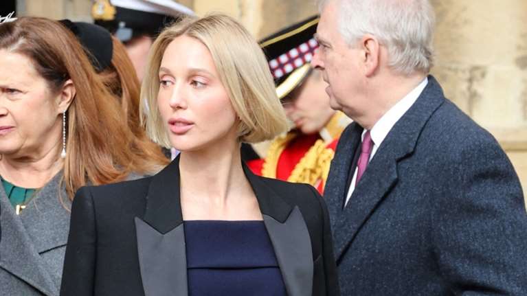 No pants trend: Η Μαρία Ολυμπία μας δείχνει το Miu Miu bikini bottom της - Το γεύμα δίπλα στη θάλασσα