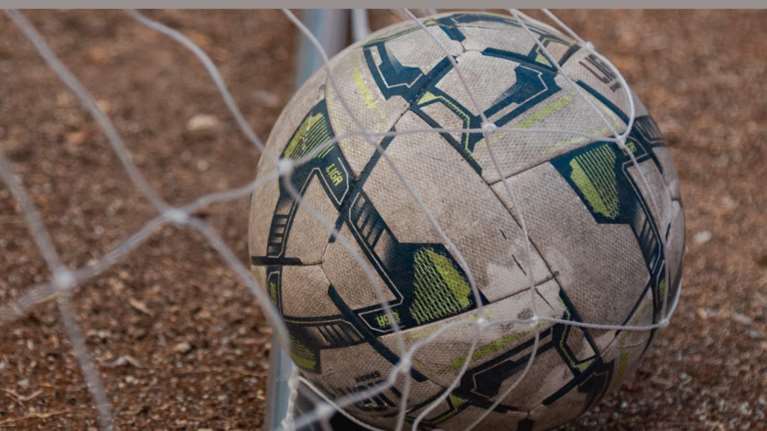 &quot;Τι ομάδα είσαι ρε;&quot; - Η παράσταση που επιχειρεί να δώσει απαντήσεις για την οπαδική βία