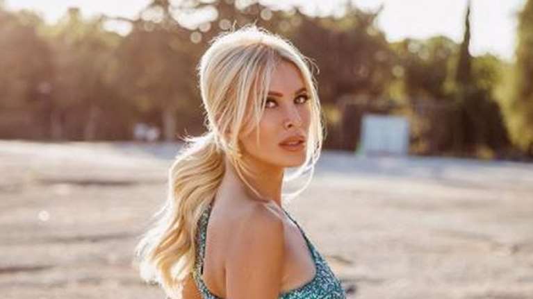 Η Κατερίνα Καινούργιου έγινε νονά - Η σικ, λαμπερή εμφάνιση στα λευκά [εικόνες]