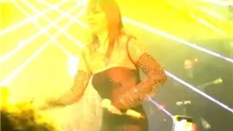 Επικό σκηνικό σε μπουζούκια στη Λάρισα - Τραγουδίστρια έβγαλε... ρακέτα για τα λουλούδια στην πίστα [βίντεο]