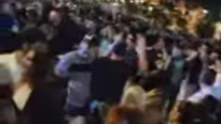 Άγριο ξύλο σε πανηγύρι στον Κορυδαλλό: Έφευγαν καρέκλες στον αέρα - Τραυματίστηκαν δύο αντιδήμαρχοι [βίντεο]