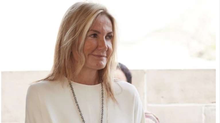 Μαρέβα Γκραμπόφσκι Μητσοτάκη: Ποζάρει με μαύρο μπικίνι και χαμηλόμεσο cargo σορτς και μας δείχνει τους κοιλιακούς της