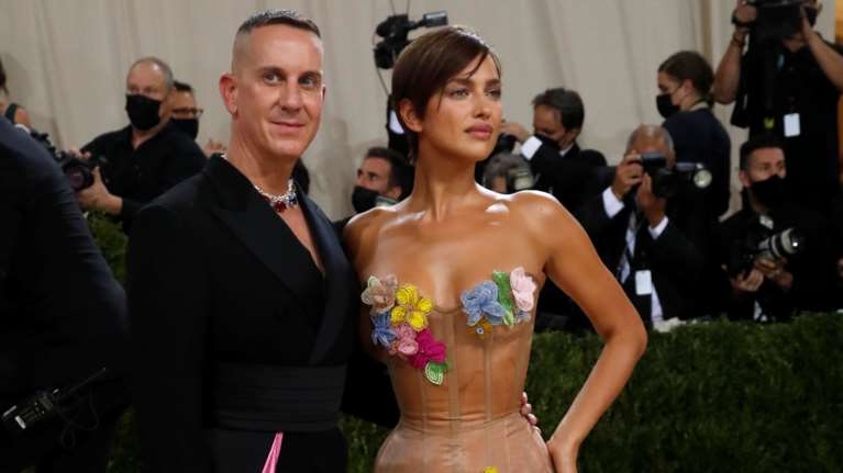 O κήπος της Εδέμ: Η Ιρίνα Σάικ με ονειρεμένο φόρεμα Moschino και αμέτρητα λουλούδια