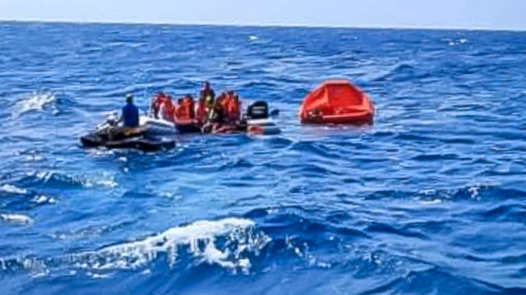 Ναυάγιο δουλεμπορικού στη Φολέγανδρο:  Ένας άνδρας νεκρός, διασώθηκαν 12 άτομα, έρευνες για αγνοούμενους