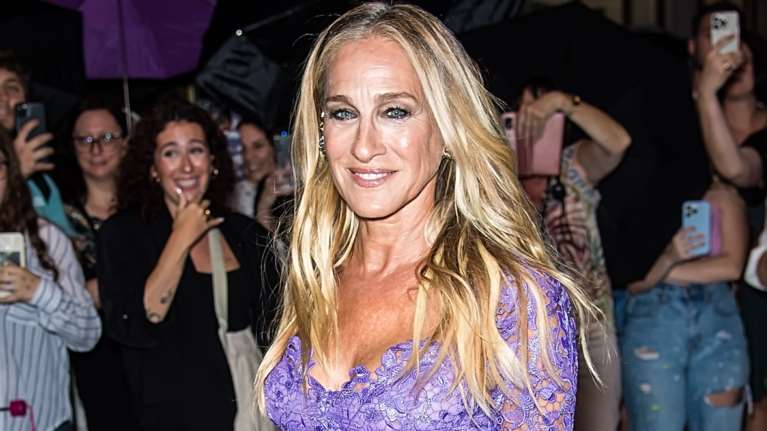 Η Σάρα Τζέσικα Πάρκερ φόρεσε τρία χρώματα μαζί και ήταν υπέροχη: Το θηλυκό bustier midi dress και οι απίθανες γόβες της