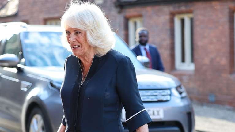 Bασίλισσα Καμίλα: Το ακατάλληλο αξεσουάρ που επέλεξε για την εμφάνισή της - Το σύνθημα που δεν ταιριάζει σε μια βασίλισσα