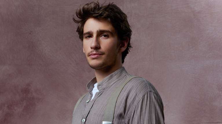 Δημήτρης Σέρφας: Ο Αγγελος από &quot;Τα καλύτερά μας χρόνια&quot; επιστρέφει σε σειρά εποχής και μιλά για τον ρόλο του