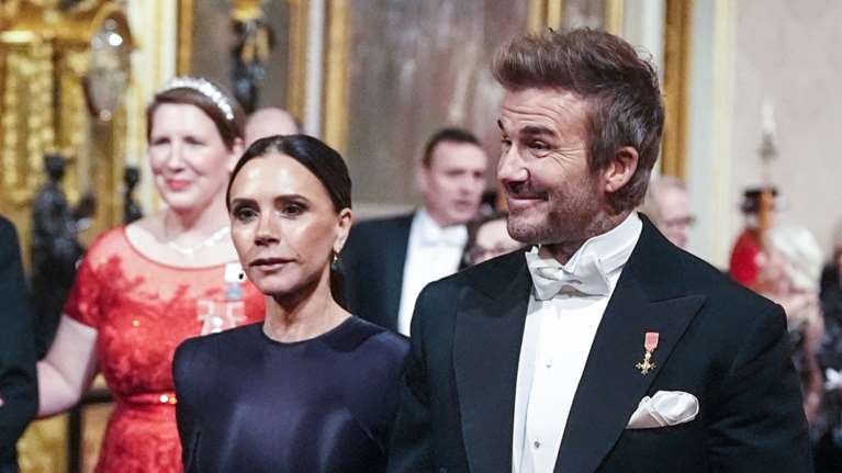 Βικτόρια Μπέκαμ: Στιλάτη, αμήχανη και αγέλαστη στο παλάτι του Μπάκιγχαμ - Η στιγμή που αναζητά τη βοήθεια του άνετου Ντέιβιντ