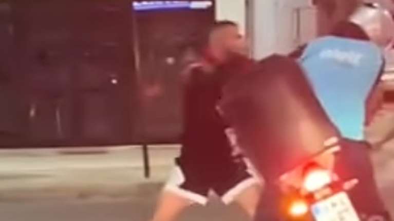 Επιτέθηκε σε διανομέα στον Άγιο Δημήτριο χτυπώντας τον με γροθιές και βρίζοντας το Πακιστάν [βίντεο]