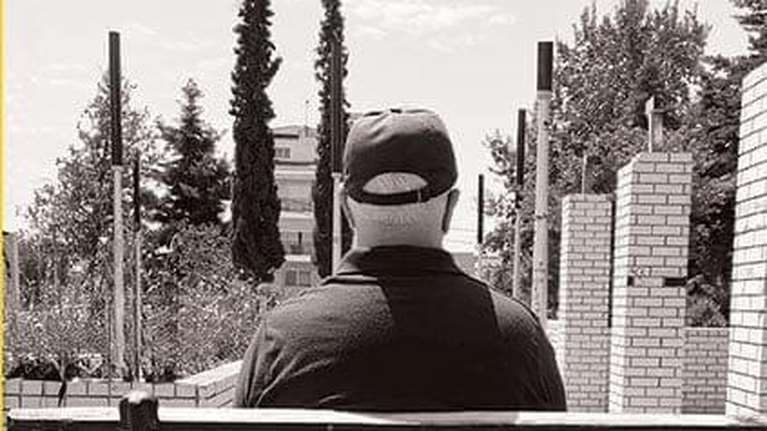 Η ιστορία του Μιχάλη Σαμόλη: Καταστράφηκε οικονομικά, έμεινε άστεγος και κοιμόταν στα παγκάκια, αλλά κατάφερε να σταθεί όρθιος