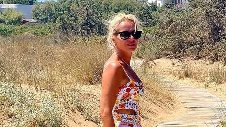 Μαρία Μπεκατώρου: Ξυπόλητη στη Σκιάθο με υπέροχο καλοκαιρινό φόρεμα σε γήινες αποχρώσεις