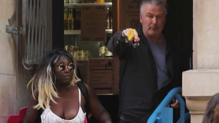 Άλεκ Μπάλντουιν: Γυναίκα του ζητούσε επίμονα να πει &quot;Λευτεριά στην Παλαιστίνη&quot; - Εκείνος της έσπασε το κινητό [Βίντεο]