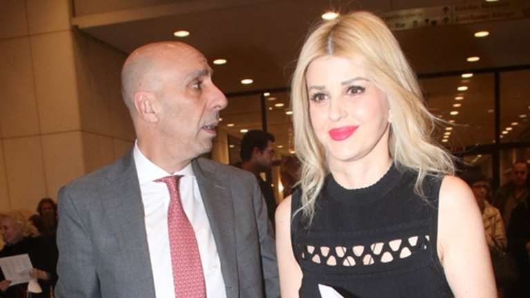 Έλενα Ράπτη: Η βραδινή έξοδος με τον σύζυγό της - Το μικρό μαύρο crochet φόρεμα που συνδύασε με κόκκινες γόβες