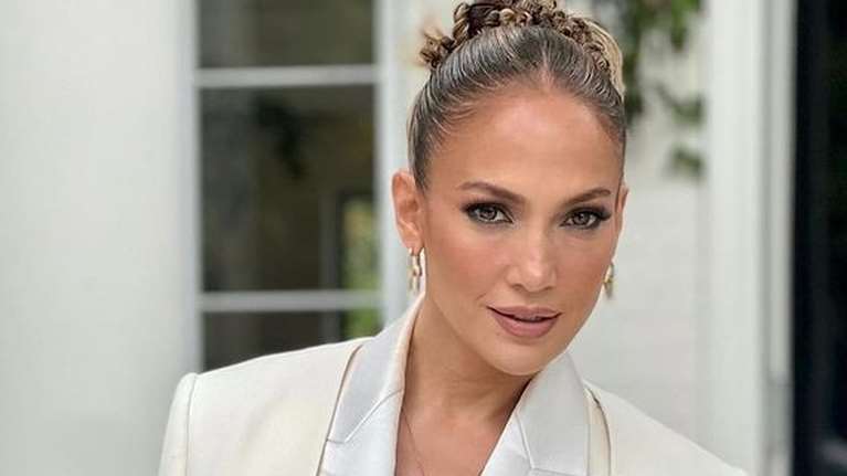 Business chic: Η λαμπερή εμφάνιση της Λόπεζ με total white look και η παραφωνία