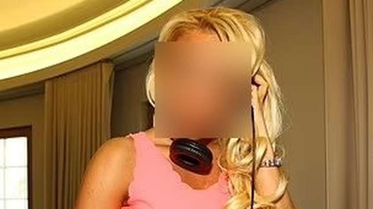 Με φρουρούς αστυνομικούς το πάρτι ναρκωτικών στα Καλύβια - Η γνωστή DJ είχε συλληφθεί για ξέπλυμα πριν τρία χρόνια στην Αγγλία